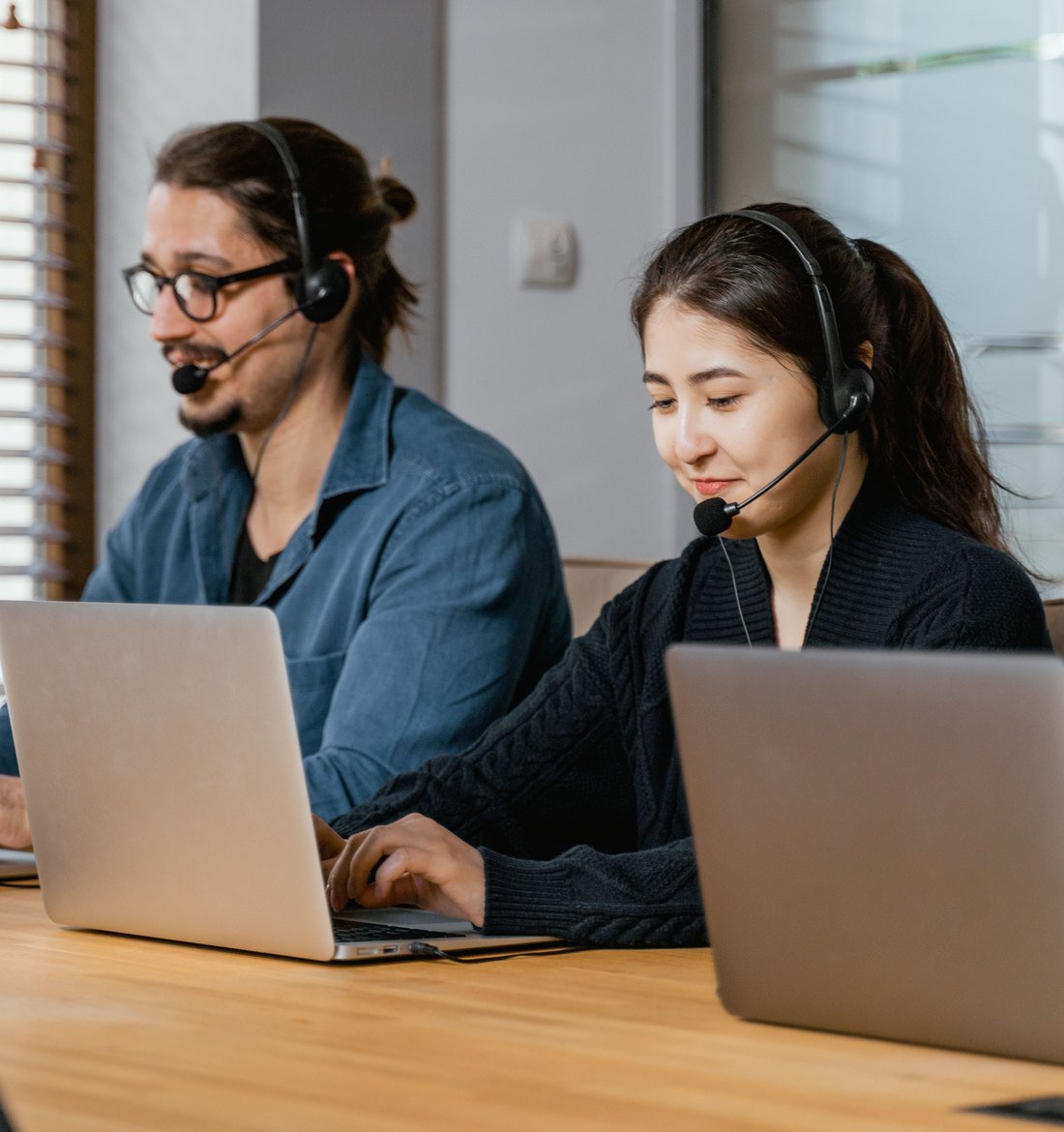 Equipe de atendimento da M2PAG em operação, com headset, pronta para falar com o cliente
